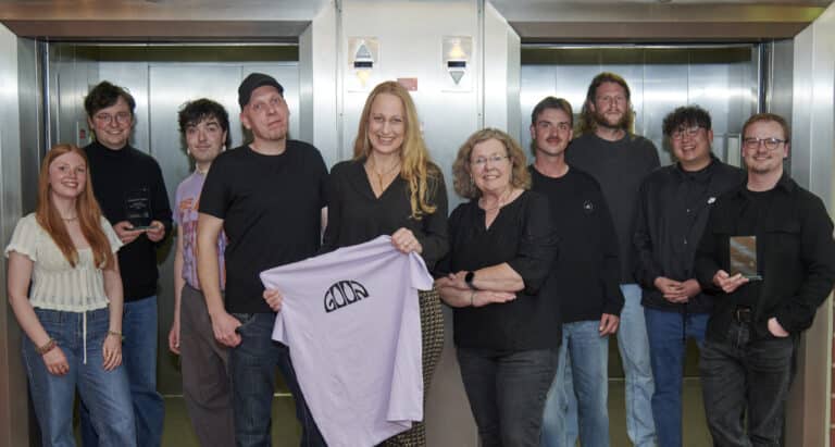 Zwei Fahrstühle. Zwei Bands. Eine Richtung: nach oben. Landrätin Anna Kebschull (Bildmitte) gratuliert den Siegerbands Rock in der Region gemeinsam mit Christian Siemer vom Musikbüro Osnabrück (vierter von links) und Monika Altevogt vom Kulturbüro (sechste von links). Links im Fahrstuhl ist die Band Crumbs on Carpet zu sehen, rechts die Band GOON./Foto: Landkreis Osnabrück/Uwe Lewandowski in Osnabrück (Gesamtstadt)