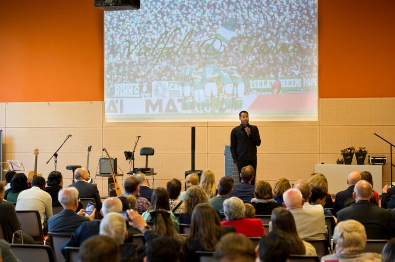 Daniel Thioune begeisterte die Zuhörenden mit einem persönlichen Grußwort /Foto: Landkreis Osnabrück, Philipp Hülsmann in Landkreis Osnabrück (Region)