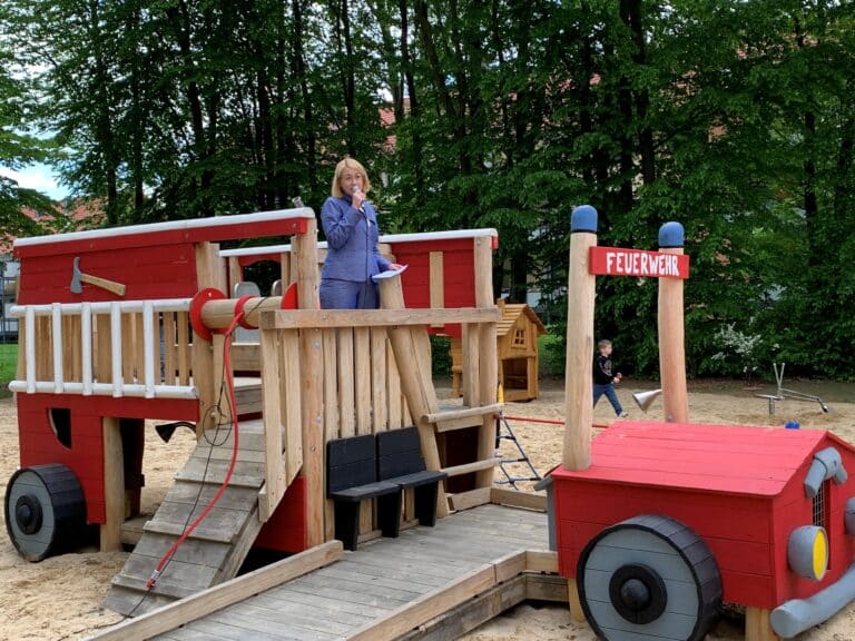 Oberbürgermeisterin Katharina Pötter bei der Eröffnung des Spielplatzes Carl-Legien-Straße. (Archiv) / Foto: Katrin Hofmann in Schinkel
