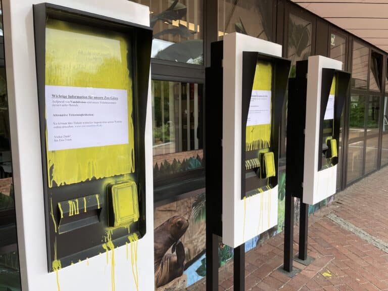 Farbattacke auf Ticketautomaten am Zoo Osnabrück. in Schölerberg