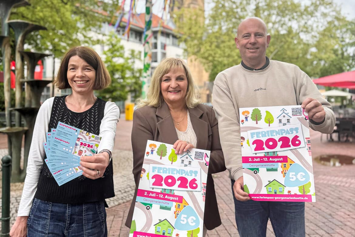 Freuen sich schon jetzt auf einen erlebnisreichen Sommer dank des Ferienpasses (von links): Martina Möllenkamp (Ferienpasskoordinatorin und städtische Jugendpflegerin), Bürgermeisterin Dagmar Bahlo und Alexander Von der Heide (Abteilungsleiter für Soziales und Jugend)/ Foto: Stadt Georgsmarienhütte