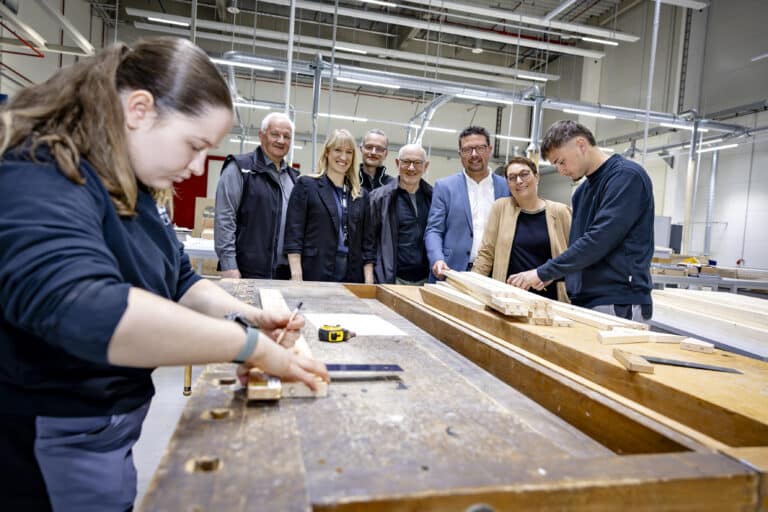 Einen Blick in die Ausbildungswerkstatt bei Häcker Küchen warfen (v.l.): Uwe Klingenhagen, Werksleiter Werk 5 Venne, Rebecca Priemer, Leiterin Young Talents, Stephan Fänger, Ausbilder Werk 5 Venne, Axel Fuchs, Ausbildungsregion Osnabrück, Lars Hellmers, Vorstand der MaßArbeit und 1. Vorsitzender der Ausbildungsregion Osnabrück, und Susanne Steininger, Geschäftsführerin der Ausbildungsregion und Bereichsleiterin Übergangsmanagement MaßArbeit./Foto: Miriam Loeskow-Bücker / MaßArbeit in Landkreis Osnabrück (Region)