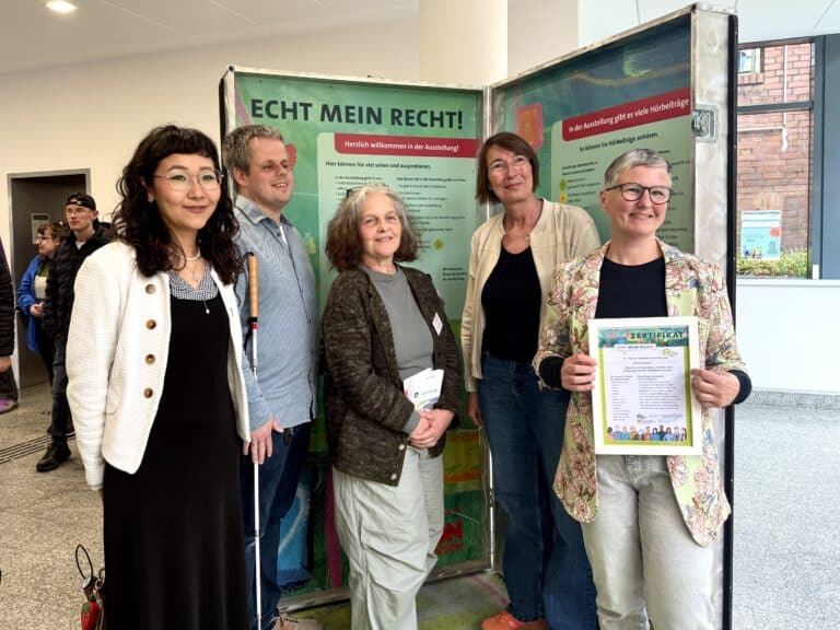 Botakoz Osterheider (HHO), Steven Brentrop (Mitarbeiter Fachstelle Inklusion der Stadt Osnabrück), Beatrix Baumgart (Pro Familia), Katrin Mack (PETZE-Institut) und Patricia Heller (Gleichstellungsbeauftragte der Stadt Osnabrück) freuen sich über die Ausstellung „ECHT MEIN RECHT!“ im Stadthaus Osnabrück. in Innenstadt