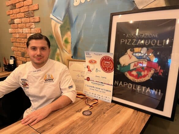 Pizzabäcker Claudio Iglesias neben der APN Auszeichnung für seine Pizzeria My Way to Napoli/ Foto: Mailin Goldkamp