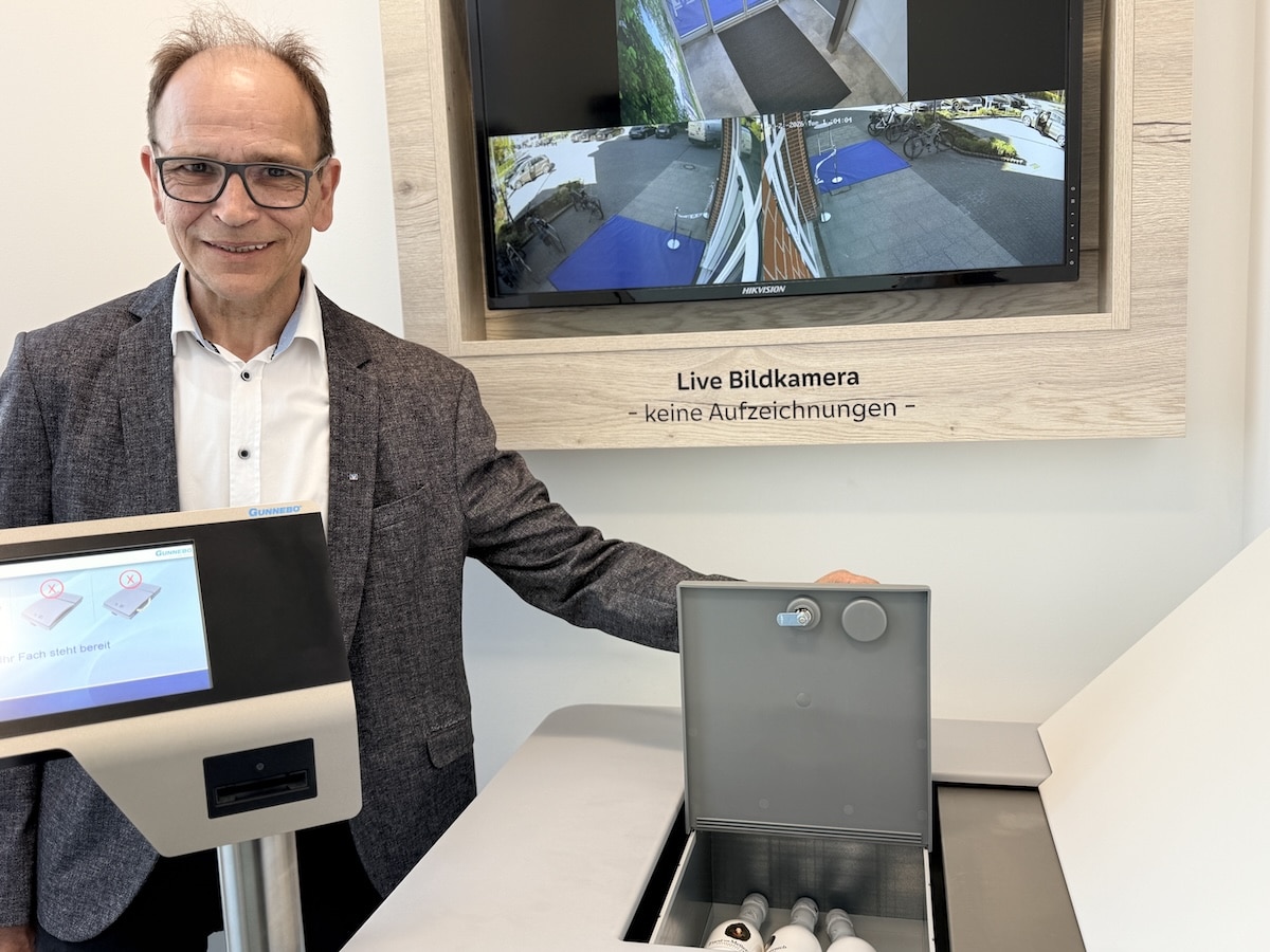 Volksbank Projektleiter Ralf Dieckmann präsentiert die neue Schließfachanlage