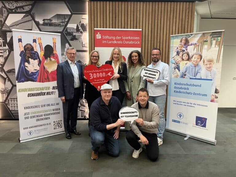 Von links: Johannes Hartig, Gaby Altevogt, Anna Kebschull, Aleksandra Alba Lopez und Lars Klenke; unten: Dr. Holger Schmitz und Tommy Reichenberger. / Foto: Hannah Dierker, Sparkasse Osnabrück in Osnabrück (Gesamtstadt)