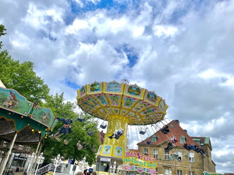 Kettenkarussell auf der Maiwoche in Innenstadt