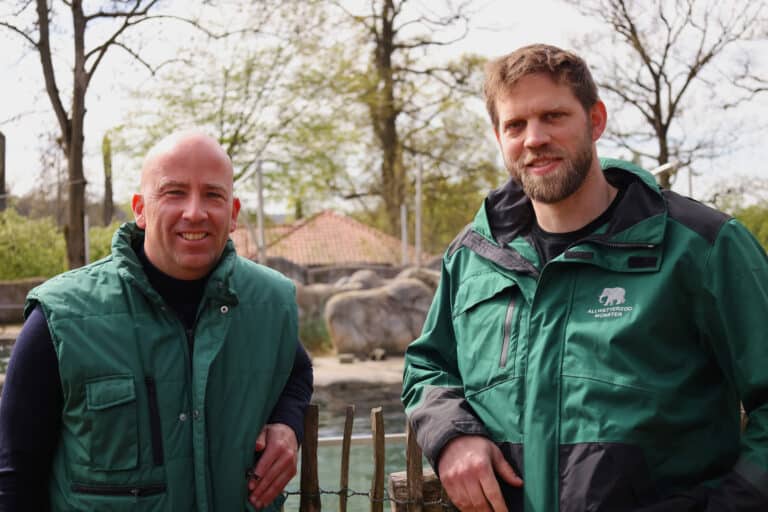 v.l.n.r.: Freuen sich über die neue gemeinsame Kombi-Jahreskarte von Zoo Osnabrück und Allwetterzoo Münster: Nico Korte (Bereichsleiter Besuchererlebnis im Zoo Osnabrück) und Jan Ruch (Geschäftsbereichsleiter Marketing und Kommunikation im Allwetterzoo Münster). Bildquelle: Allwetterzoo Münster (Kevin Ahrlt) in Nahne