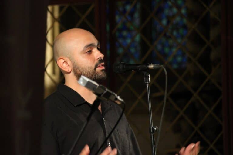 Der ägyptische Sänger, Komponist und Autor Abdullah Miniawy gestaltet den ersten Teil des Abends. / Foto: Dominik Lapp in Innenstadt