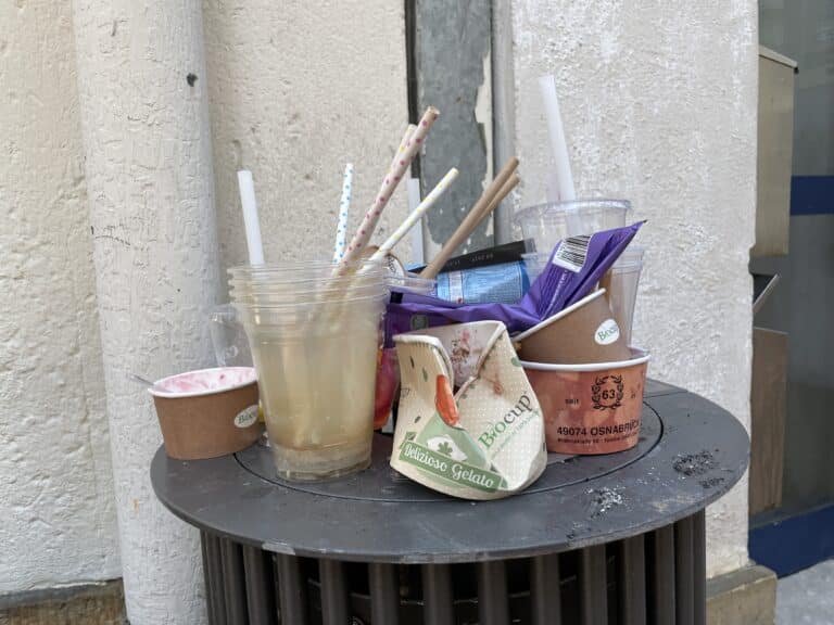 Überfüllter Mülleimer in der Osnabrücker Altstadt. (Symbolbild) / Foto: Dominik Lapp in Osnabrück (Gesamtstadt)