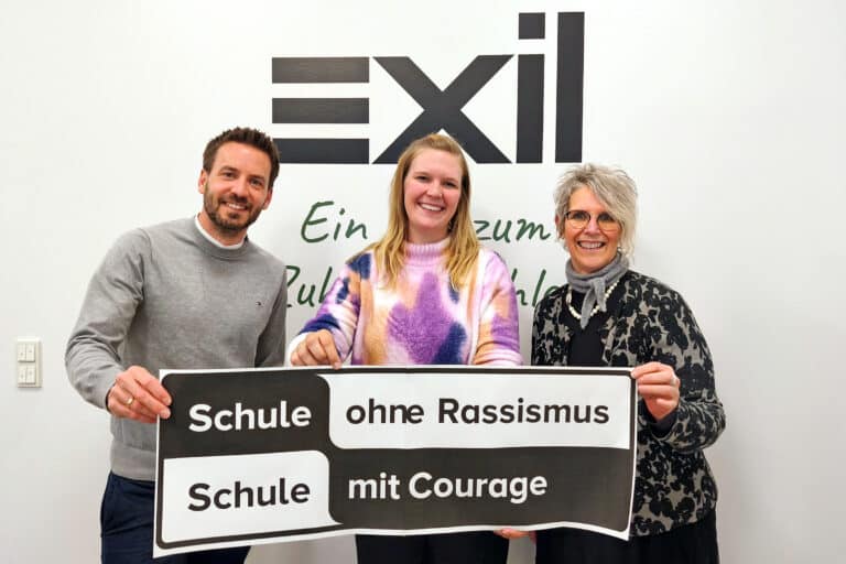 Kai Krafft (l.) und Ute Tromp (r.) von der Stadt Osnabrück übergeben die Regionalkoordination des Netzwerks „Schule ohne Rassismus – Schule mit Courage“ an Exil-Geschäftsführerin Marlene Schriever./Foto: Exil e.V. in Osnabrück (Gesamtstadt)