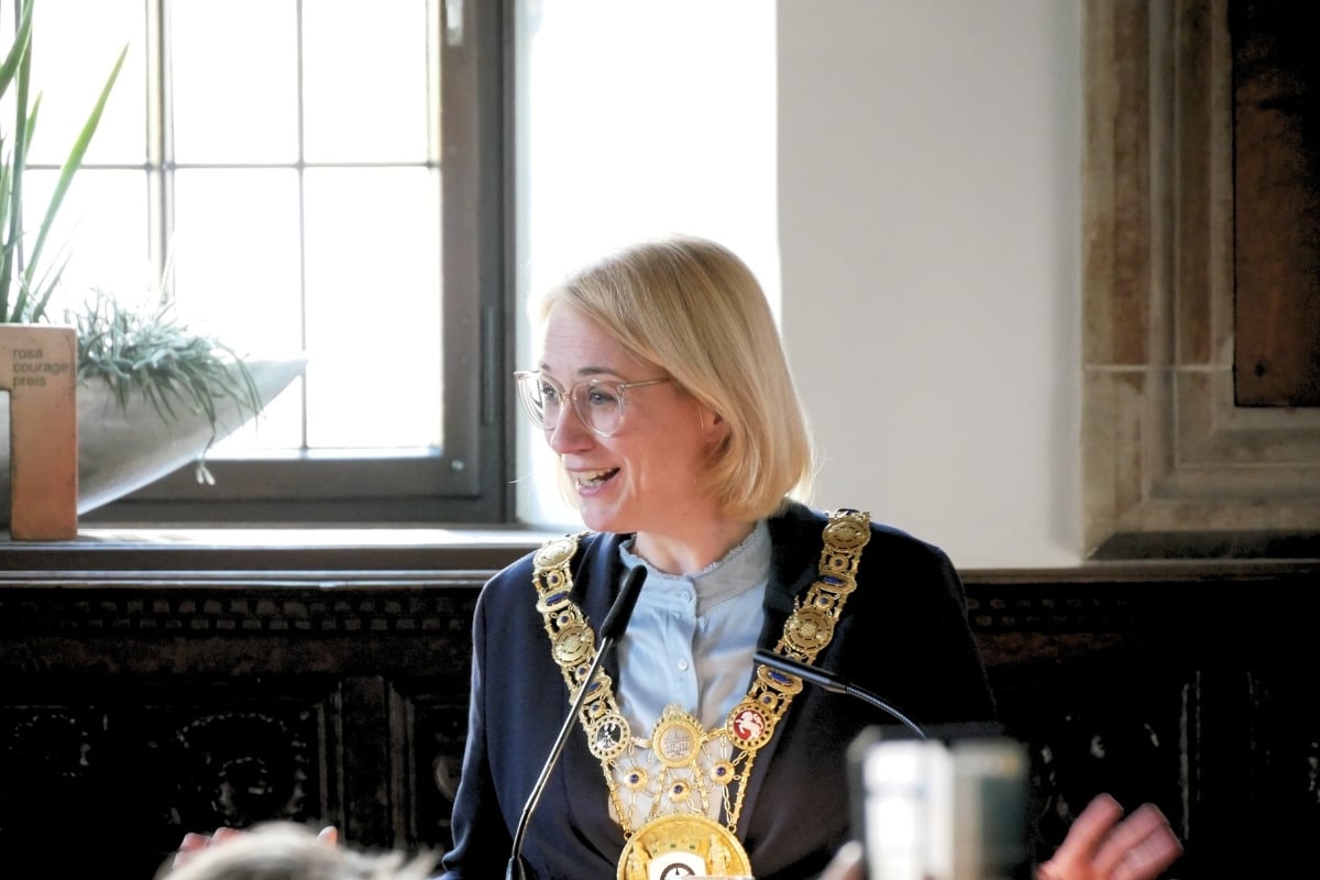 Oberbürgermeisterin Katharina Pötter betonte, wie wichtig queere Sichtbarkeit ist. / Foto: Dominik Lapp