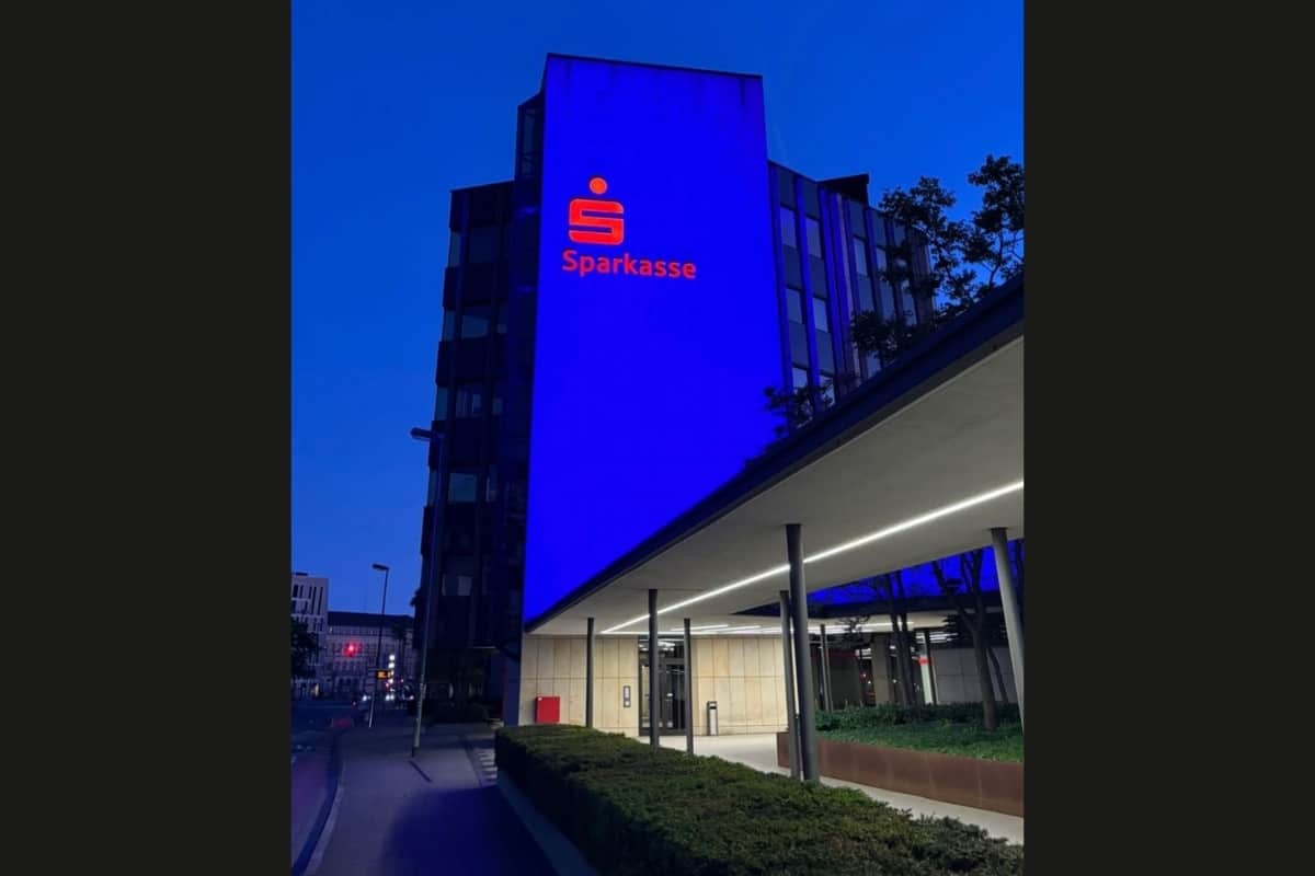 Sparkasse leuchtet blau. / Foto: Tillmann Groß