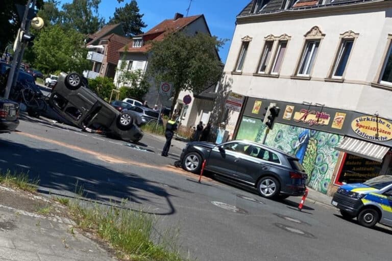 Unfall auf dem Blumenhaller Weg, Ecke Rückertstraße, in Osnabrück. in Wüste