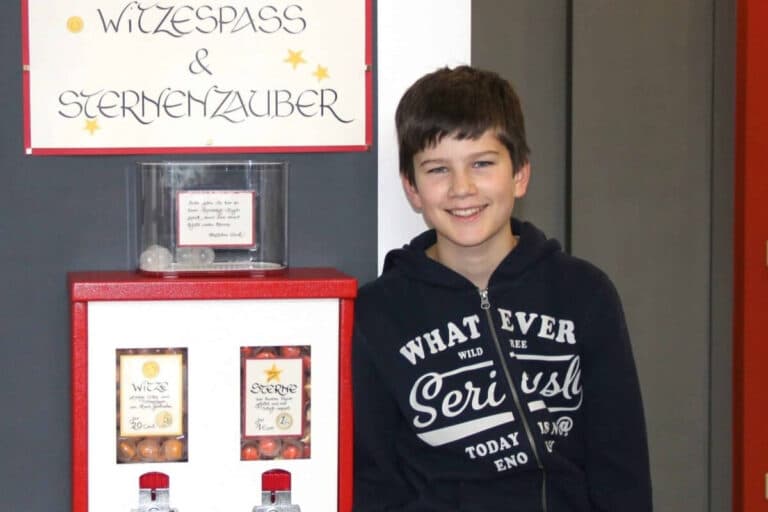 Julius neben seinem Witze- und Sterne-Automaten. / Foto: Ulrike Kroll in Innenstadt