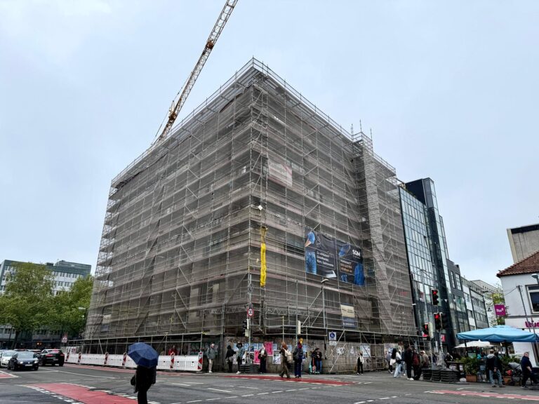 Zauberwürfel am Neumarkt im Bau in Innenstadt