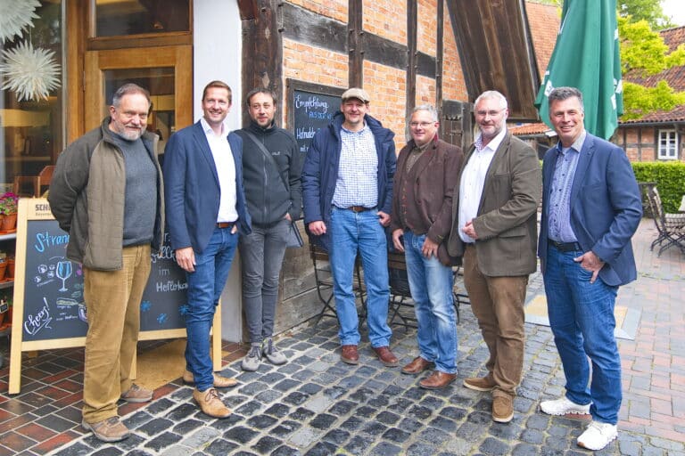 (v.l.n.r.) Eckhard Wiesenthal, Philipp Bruelheide (Zoo Osnabrück), Fabian Müller-Trefzer (Zoo am Meer Bremerhaven), Dr. Pierre Grothmann (Wingster Waldzoo), Gregor Wilhelm (Tierpark Essehof), Dr. Nils Kramer (Tierpark Nordhorn) sowie Andreas M. Casdorff (Erlebniszoo Hannover) wurden zum Vorstand des Landeszooverbandes gewählt./ Foto: Thomas Henning in Osnabrück (Gesamtstadt)