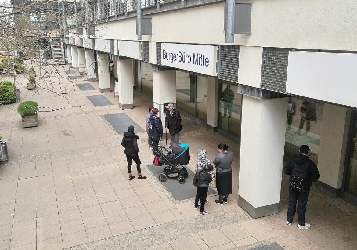 Menschen warten