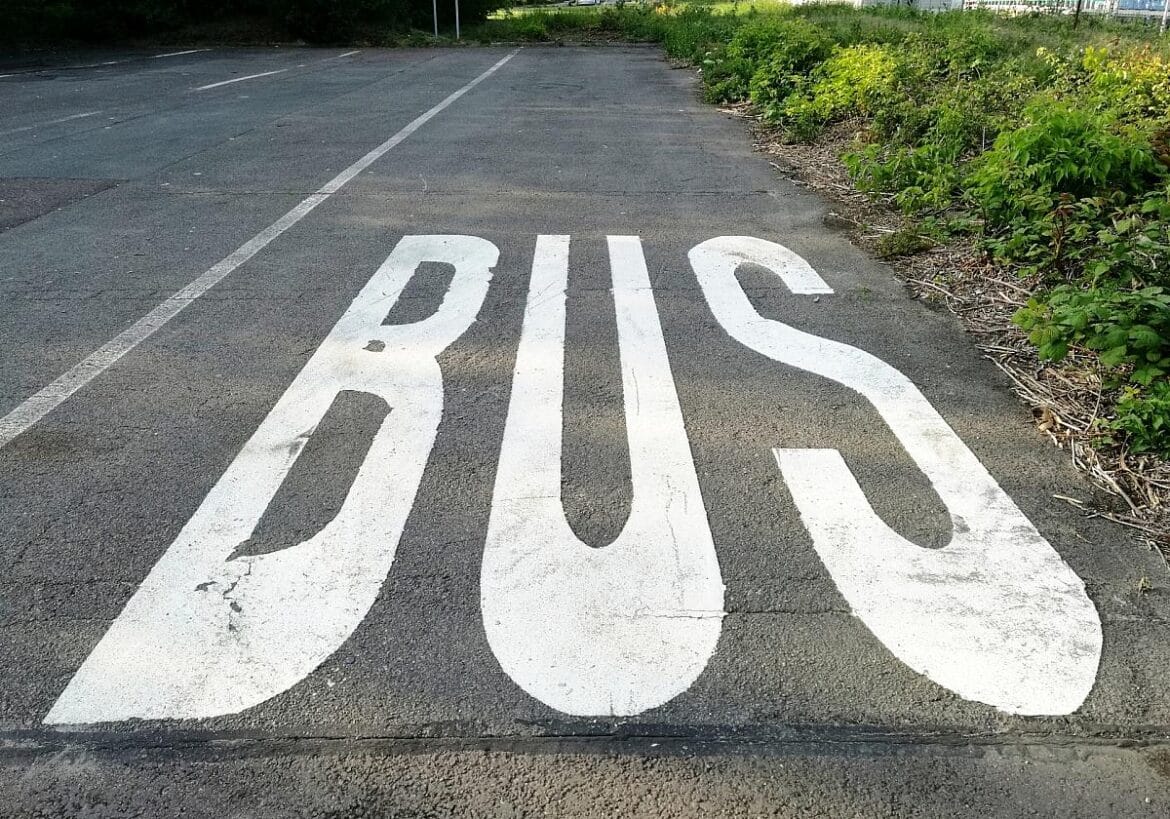 Leerer Bus-Parkplatz