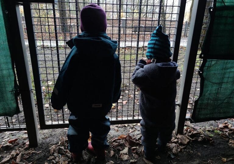 Kinder hinter