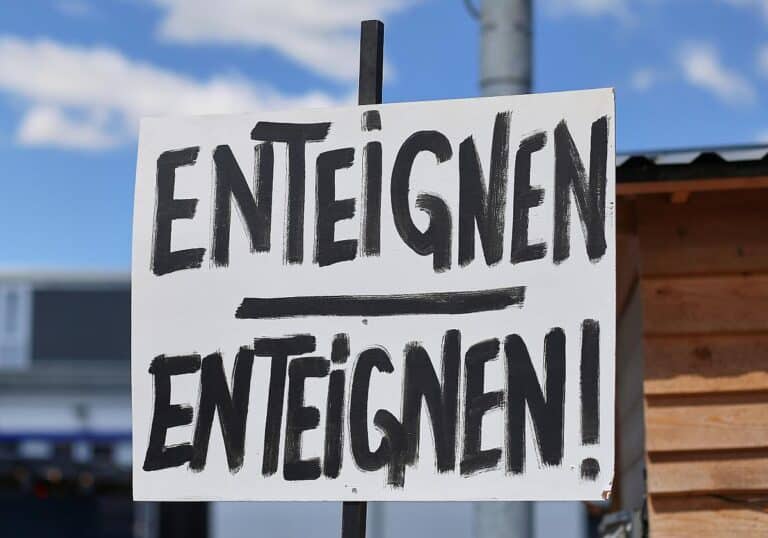 Enteignen-Schild (Archiv)