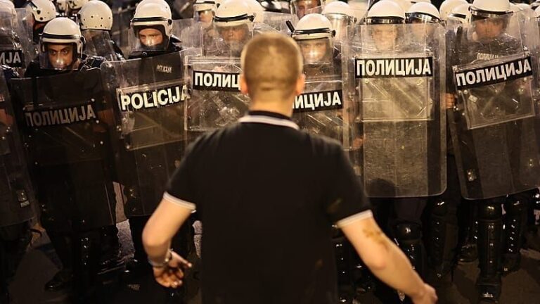 Gewaltsame Proteste in Belgrad: Zehntausende fordern Neuwahlen