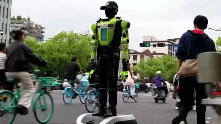China setzt humanoide Roboter zur Verkehrsregelung ein