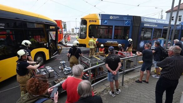 Schwerer Unfall in Dresden: Straßenbahn entgleist nach Kollision