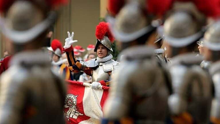Papst Leo XIV. vereidigt 28 neue Schweizergardisten