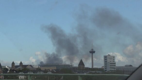 Großeinsatz in Köln: Brand in Werkstatt löst Rauchwolke aus