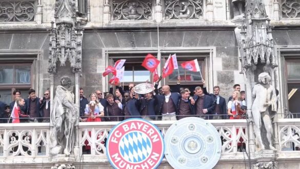 FC Bayern feiert Meisterschaft mit Fans auf dem Marienplatz