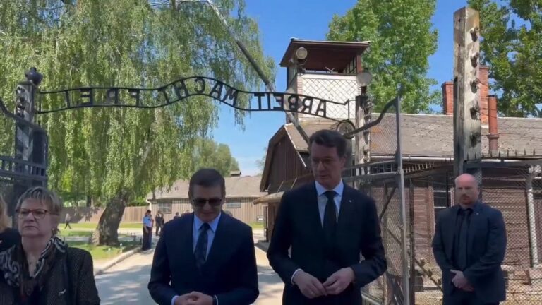 Wüst besucht Auschwitz: Zeichen gegen Antisemitismus