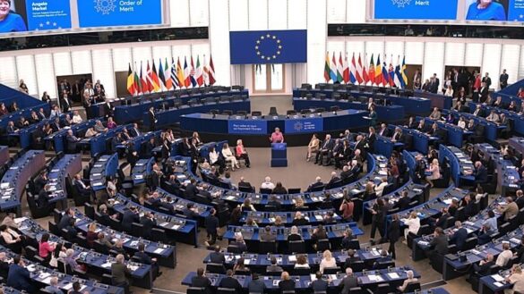 Kontroverse um Merkels EU-Ehrung und AfD-Erfolge in Sachsen