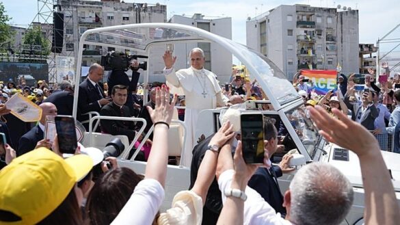 Papst besucht vergiftetes 'Land der Feuer' bei Neapel