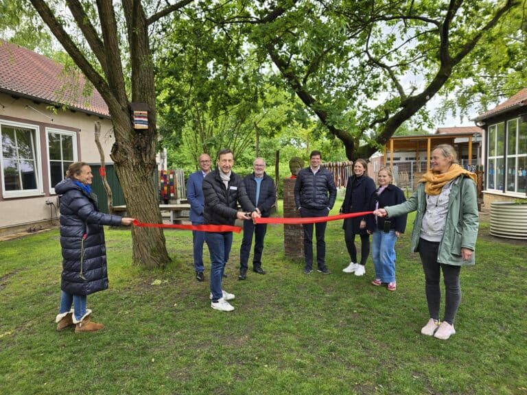 Eröffnung des Schulgartens mit den Sponsoren an der Rückertschule in Osnabrück/ Foto: Rückertschule Osnabrück in Weststadt