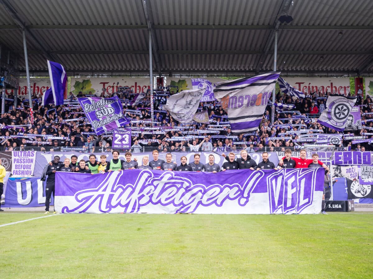 VfL Osnabrück mit Aufstiegsbanner