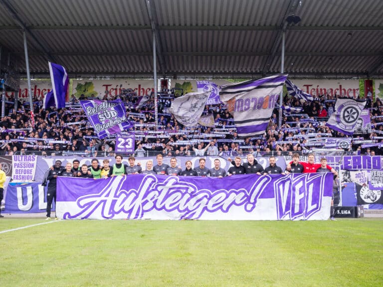 VfL Osnabrück mit Aufstiegsbanner