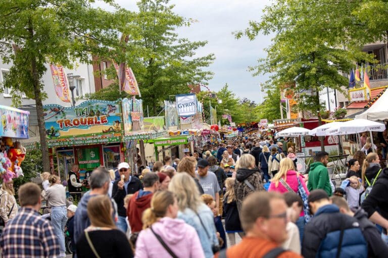 Die Festmeile im Wallenhorster Zentrum lockt mit Kirmesflair und kulinarischen Angeboten./ Foto: Gemeinde Wallenhorst in Wallenhorst (Zentrum)