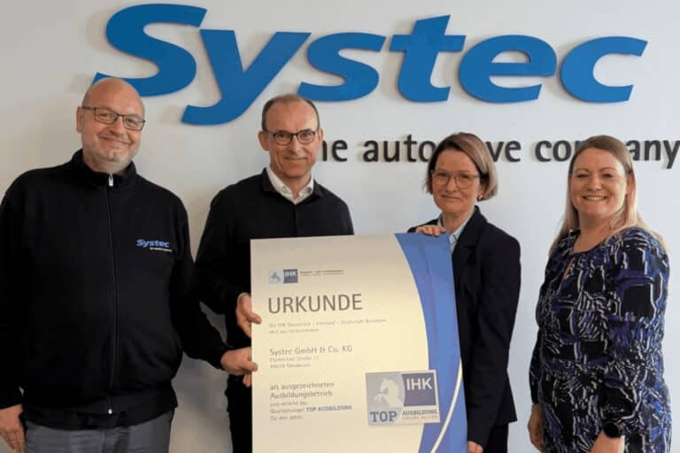 Freuen sich über die Auszeichnung (v.l.): Ausbildungsleiter André Unland, Standortleiter Andreas Ihme, Systec GmbH & Co. KG, IHK-Geschäftsbereichsleiterin Juliane Hünefeld-Linkermann und Carina Vinke, Inhaberin der arbeitslotse – Personalvermittlung/ Foto: Systec GmbH & Co. KG in Osnabrück (Gesamtstadt)
