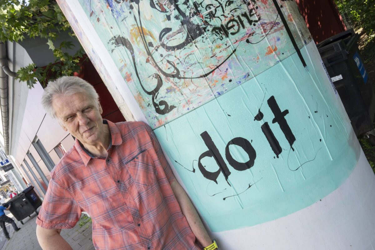Lothar Nordmann präsentiert eine Mixed-Media Arbeit in der Iburger Straße, Nähe, gegenüber der Spichernstraße