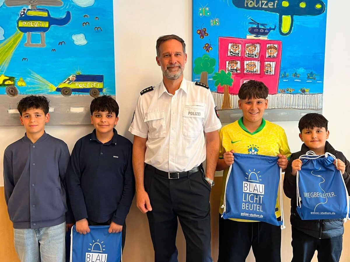 Das sind die Osnabrücker Junior-Detektive, die einen Fahrraddieb gestellt haben Oliver Voges empfing die mutigen Jungs im Gebäude der Polizeiinspektion. / Foto: Polizei Osnabrück