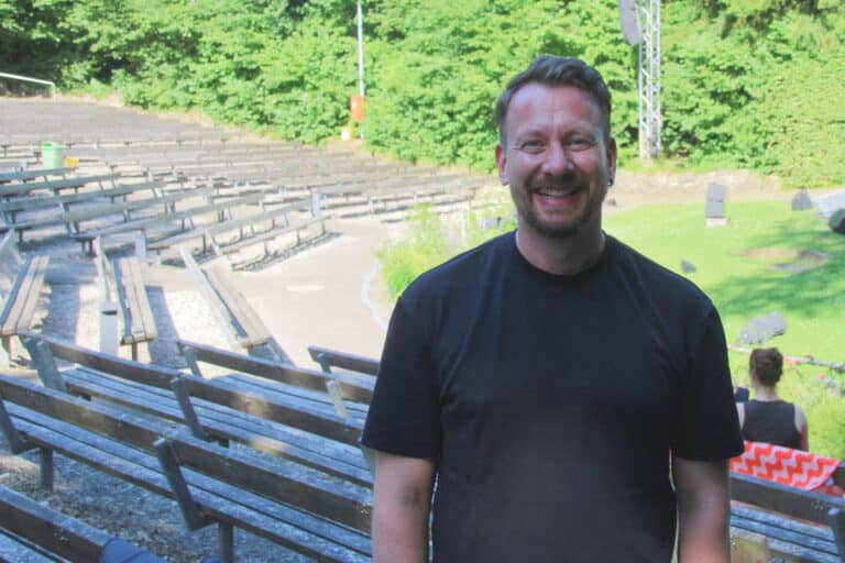 Regisseur Bernard Niemeyer inszeniert „Das Wunder von Bern“ an der Waldbühne Kloster Oesede. / Foto: Dominik Lapp in Georgsmarienhütte