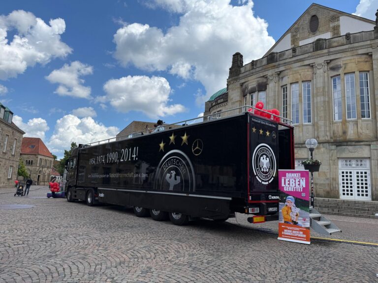 WM-Truck vor dem Theater Osnabrück. / Foto: Hannah Meiners in Innenstadt