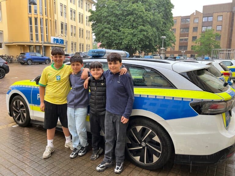Vier mutige Freunde: (von links) Halil, Barazani, Omar und Miir. / Foto: Polizei Osnabrück in Innenstadt