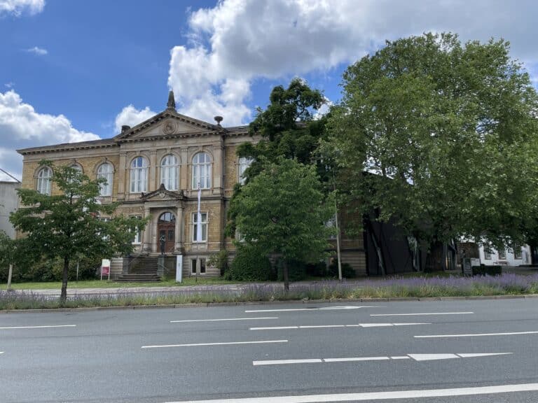 Kulturgeschichtliches Museum (links) mit Felix-Nussbaum-Haus (rechts, hinter den Bäumen). / Foto: Dominik Lapp in Innenstadt