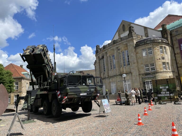 Raketenwerfer vor dem Theater Osnabrück. / Foto: Dominik Lapp in Innenstadt