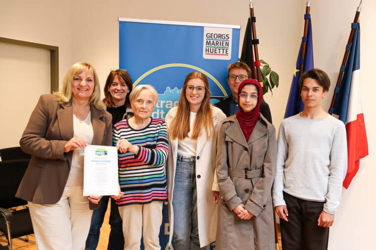 Auch in den kommenden zwei Jahren darf sich die Stadt Georgsmarienhütte „Fairtrade-Town“ nennen. Darüber freuen sich nicht nur Bürgermeisterin Dagmar Bahlo, sondern auch die Mitglieder der Fairtrade-Steuerungsgruppe sowie die des Jugendparlaments. / Foto: Niklas Otten
