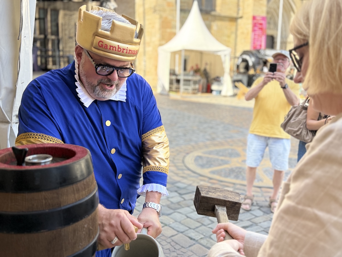 Bier, Bingo und Live-Musik: Oberbürgermeisterin eröffnet neues Bierfest mit nur einem Schlag Nur einen Schlag brauchte Katharina Pötter, assistiert vom Bierkönig „Gambrinus“, um das erste Fass anzuzapfen.