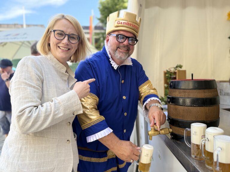 Angezapft ist! Katharina Pötter und Bierkönig „Gambrinus“ in Altstadt