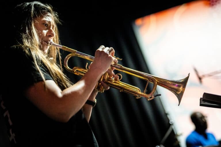 Yazz Ahmed mit ihrer Trompete. / Foto: Andy Spyra in Altstadt